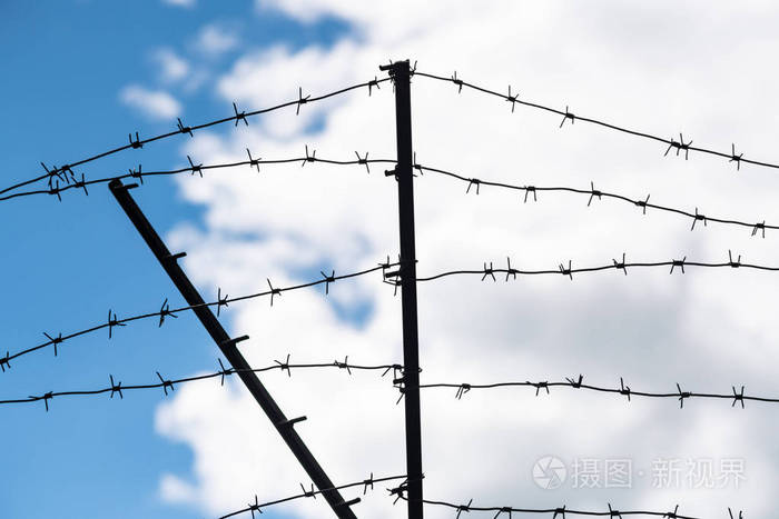 国家边界上的铁丝网栅栏上的铁丝网禁止非法外国人过境