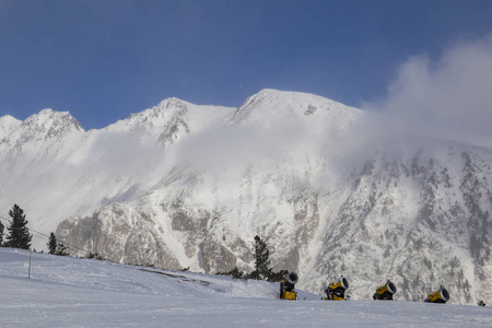 雪炮在雪的背景下覆盖着雾的雪山。 度假胜地斯特布斯克普莱索。 高高的塔特拉斯山。 斯洛伐克。 旅游目的地滑雪胜地