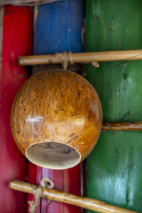 巴西非洲乐器贝林堡的卡巴萨共鸣箱的特写,它伴随着罗达或卡波埃拉