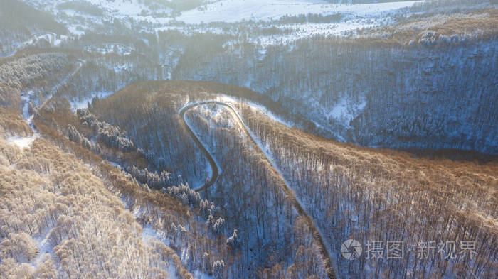 冬季道路和森林的鸟瞰图。 来自空气的自然冬季景观。 雪下的森林是冬天的时候。 无人机的景观。