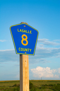 拉萨尔县公路标志在农村公路上。 伊利诺伊州拉萨尔县