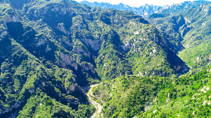 青山的鸟瞰,美丽的蓝天和绿色的森林. 自然保护区公园山体景观.