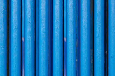 许多旧的蓝色管道。 管道采用不同的工业方式，气体水或蒸汽供应。 近点
