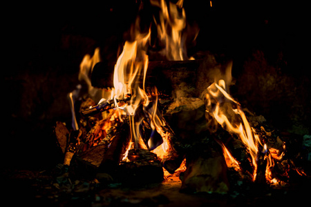 冬天的小屋壁炉里，漆黑的炉火
