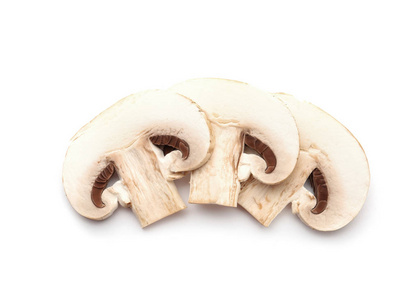 白色背景上的新鲜香蘑菇片