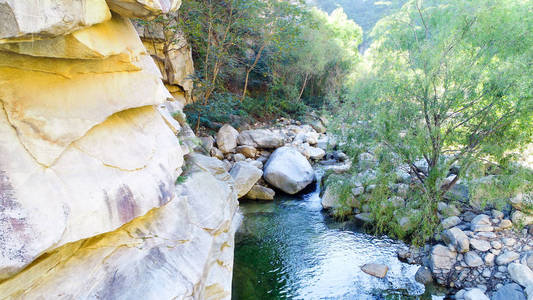清澈的河流，山上有岩石。 山河流过绿色的森林景观。 山里的野河。 自然保护区河流美丽的自然风光。 北京密云