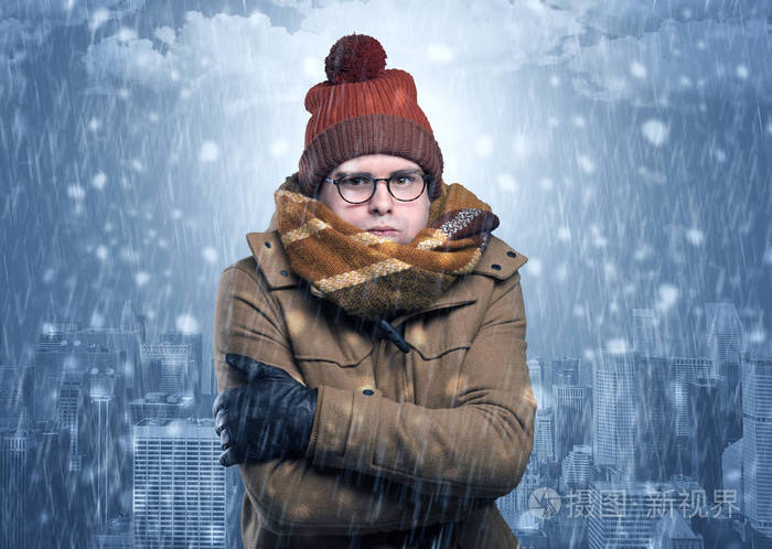 寒冷天气的男孩冻结与城市概念