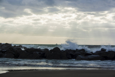 伏米奇诺海滩拍摄在一个冬季多风的日子。 海浪撞到岩石上。