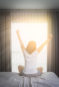 早上起床的女人图片