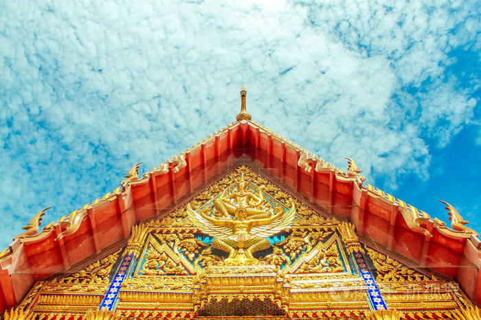 泰国佛教寺庙的屋顶。 蓝天背景，淡云