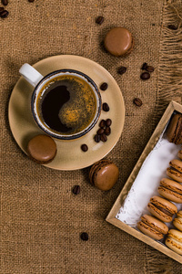 木桌上有咖啡豆的黑巧克力通心粉。 选择性聚焦。