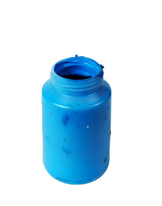 塑料容器中的蓝色丙烯酸涂料隔离白色背景