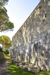 从公元前7世纪到公元前2世纪建造的多边形墙。 大巨石相互连接，没有石灰。 恩布里亚