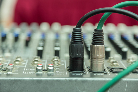 音频录音室有选择性聚焦按钮设备的调音台