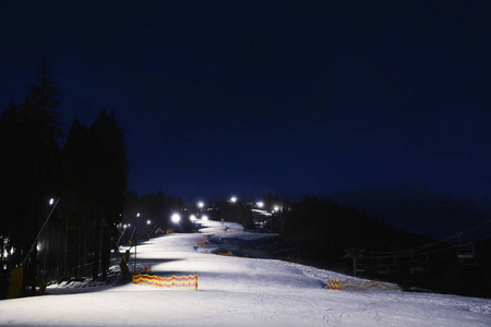 美丽的景观与滑雪道在夜间。 寒假