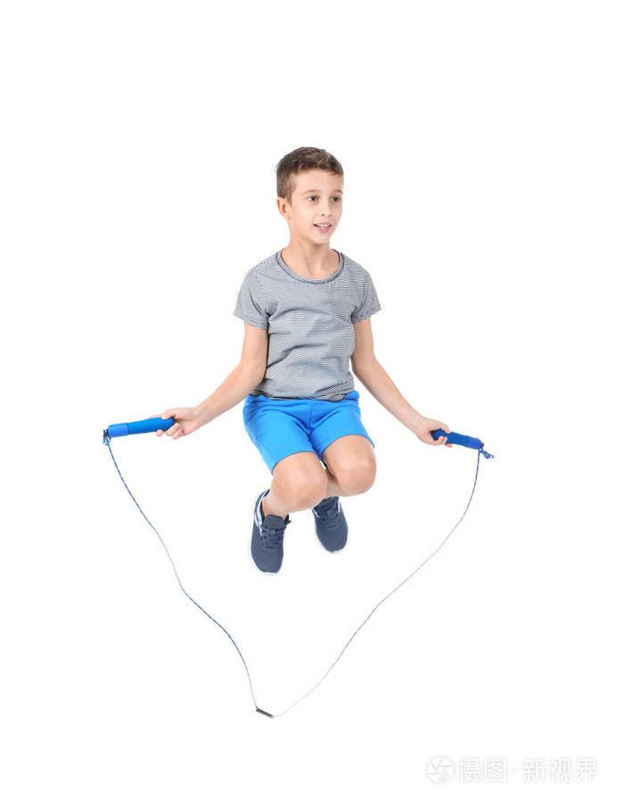 白色背景下男孩跳绳的全长画像