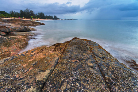 安达曼海的海岸在五彩缤纷的日落KhaoLak泰国。