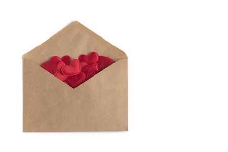 红色的小心脏在一个工艺信封上的白色隔离背景。 圣瓦伦丁日卡