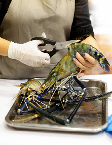 厨师烹饪海鲜手工制作黑虎虾