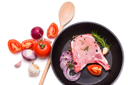 猪肉放在骨头牛排上，猪肉和蔬菜放在锅里。 在白色背景下分离