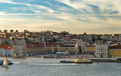里斯本, 葡萄牙天际线和塔古斯河上的城市景观
