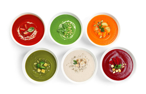 各种汤在碗白色背景顶部视图。 健康食品