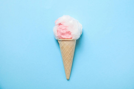 带蓬松棉花糖的冰淇淋蛋筒，彩色背景俯视图