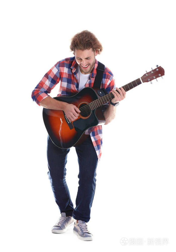 在白色背景下弹声吉他的年轻人