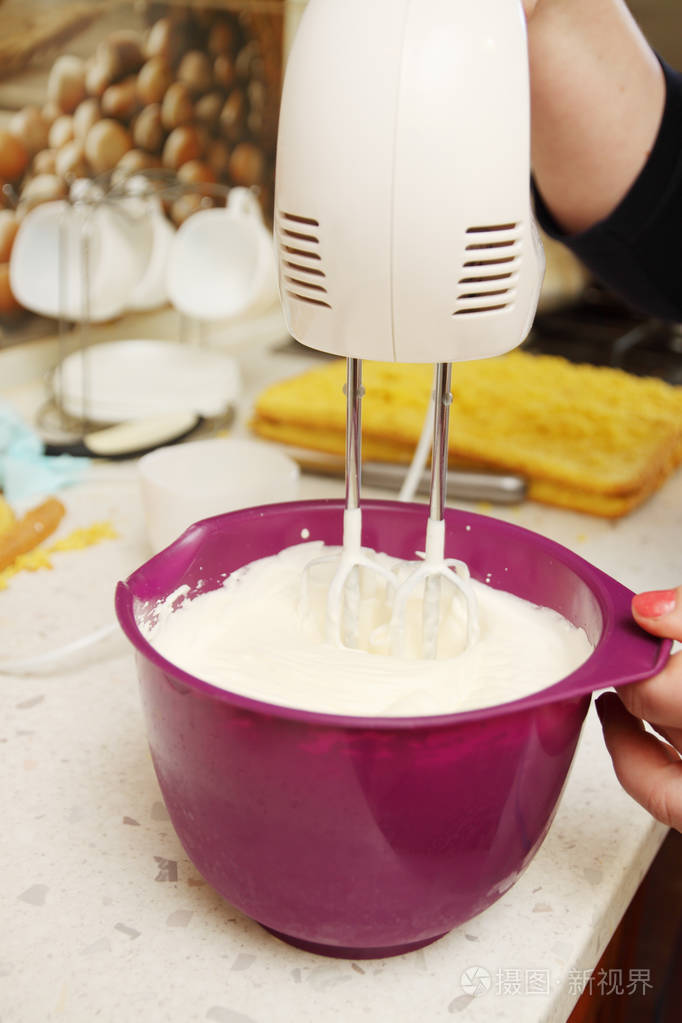 女性用搅拌器搅拌奶油