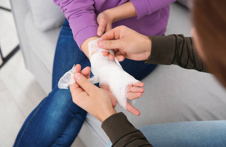 s injured hand at home, closeup. First aid