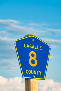 拉萨尔县公路标志在农村公路上。 伊利诺伊州拉萨尔县