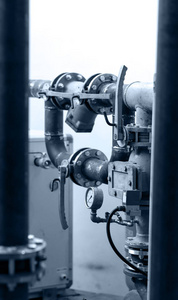 一套管道钥匙和压力计在白色背景黑白工业摄影与蓝色色调。