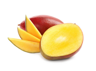 白色背景上美味的成熟芒果。 热带水果