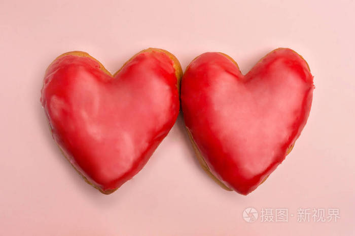 情人节心形红色甜甜圈在粉红色的背景