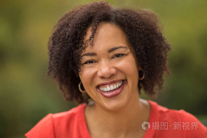 自信快乐的非洲裔美国女性微笑外面