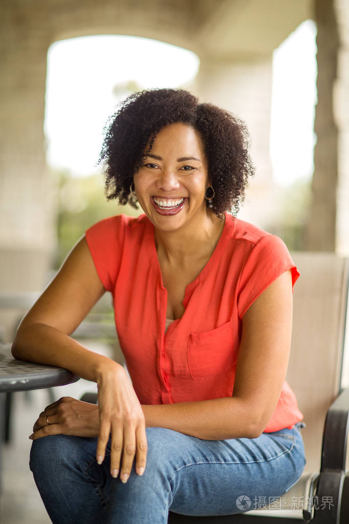 自信快乐的非洲裔美国女性微笑外面