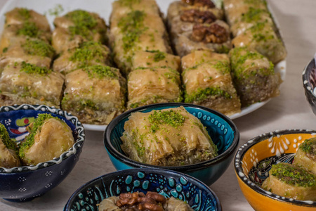 土耳其人喜欢用民族菜肴摆在桌子上的面包和茶