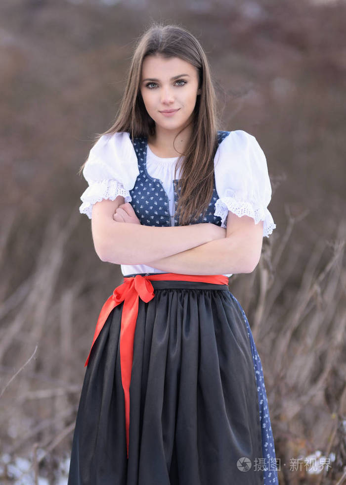 穿着传统服装的年轻美丽的斯洛伐克女人