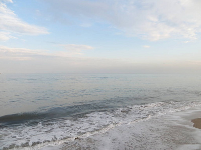 晴朗蓝天的巽海峡平静的大海..