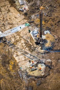 施工现场混凝土钻孔灌注桩基础工作的鸟瞰图。