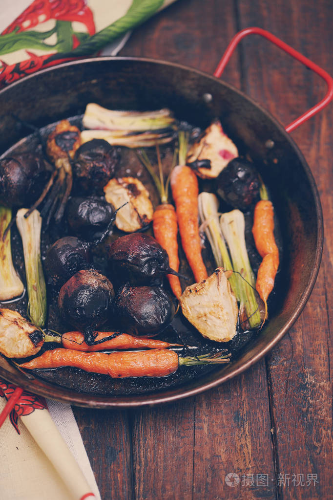 烤箱里烤的有黄油的蔬菜