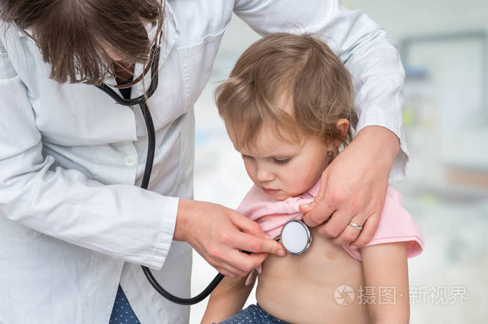 儿科医生用听诊器检查小女孩保健概念