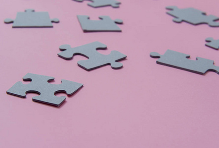 粉红色背景上的谜题作为自闭症的象征。 自闭症儿童问题的概念构想