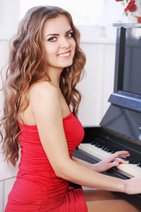 美丽的长发女子弹钢琴