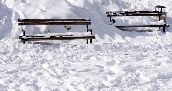 雪中的长凳