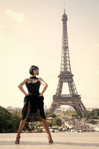 法国巴黎的 eifel 塔前的女孩舞者。beatuiful 女子在舞蹈姿势像塔。浪漫旅游理念