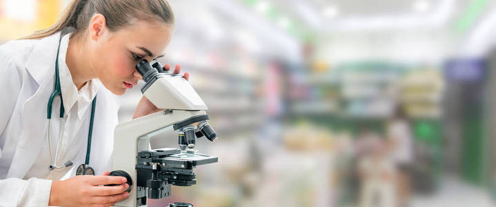 科学家研究员在实验室使用显微镜. 医疗保健技术和医药研发理念.照片