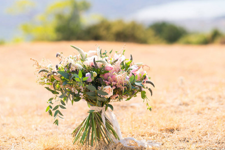 华丽的乡村婚礼花束的各种鲜花和草药