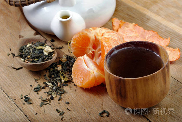绿茶和橘子放在木桌上