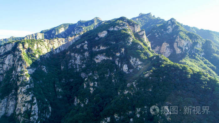 青山的鸟瞰,美丽的蓝天和绿色的森林. 自然保护区公园山体景观.
